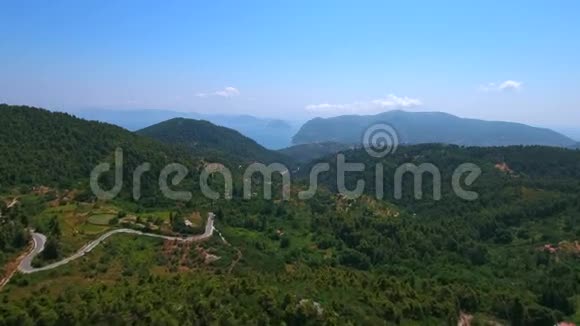 希腊岛斯科普洛斯森林鸟瞰图视频的预览图