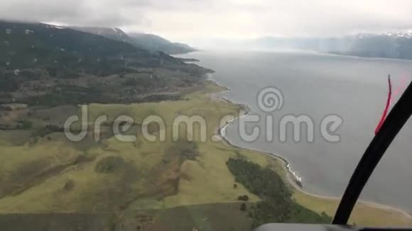 南极海岸线上的直升机绿色山景视频的预览图