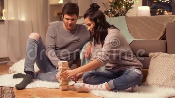 快乐的一对在家玩积木游戏视频的预览图