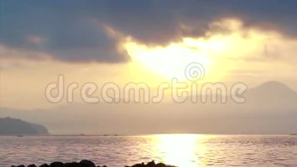 安达曼海洋海面上的金色日出带有岛屿和海景视频的预览图