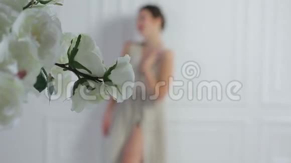 穿着白色花朵背景的女孩视频的预览图