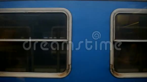 从列车窗口窗口水平移动视频的预览图