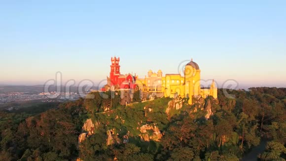 鸟瞰公园和国家宫殿的佩纳葡萄牙视频的预览图