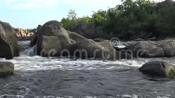 南布格河上的花岗岩急流和急流视频的预览图