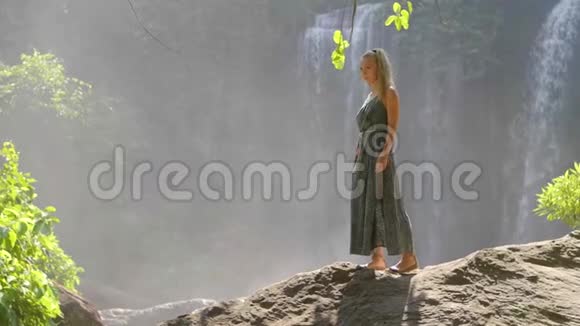 一个女人在瀑布旁视频的预览图
