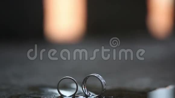 在水坑里看到漂亮的结婚戒指视频的预览图