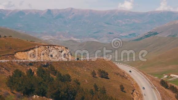 在亚美尼亚蛇形山脉和汽车沿着公路行驶视频的预览图