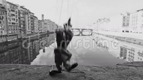 意大利佛罗伦萨黑白舞木偶皮诺奇视频的预览图