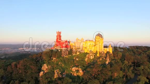 鸟瞰公园和国家宫殿的佩纳葡萄牙视频的预览图