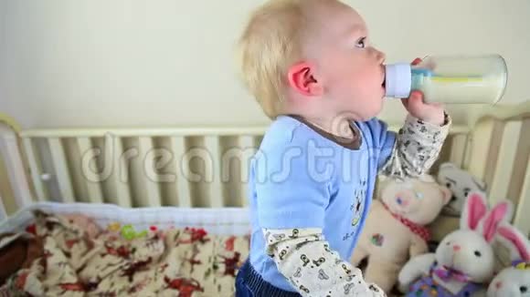 婴儿饮料瓶视频的预览图