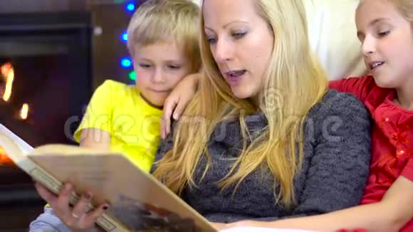 妈妈和孩子们在圣诞节读书视频的预览图