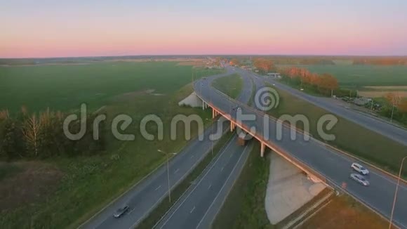 州际通勤交通过桥的空中透视图视频的预览图