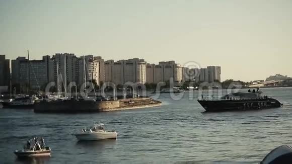 黑船漂浮在水中伯尔视频的预览图