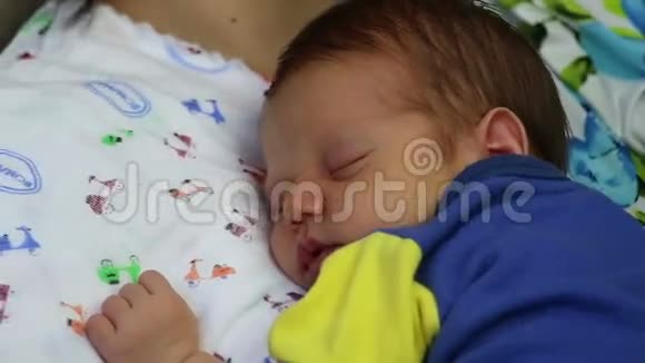 新生儿睡在母亲怀里视频的预览图