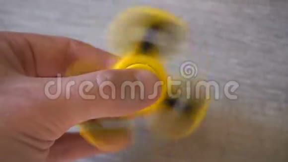 玩黄色的菲吉特旋转玩具旋转手视频的预览图