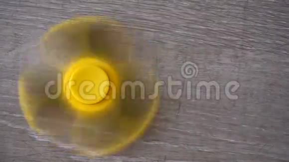 玩黄色的菲吉特旋转玩具纺纱机视频的预览图