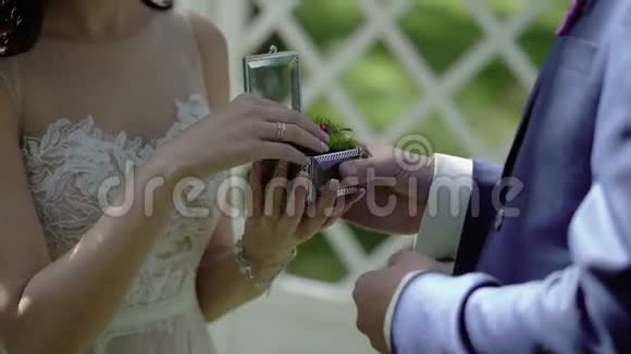 新娘在婚礼上戴上戒指视频的预览图
