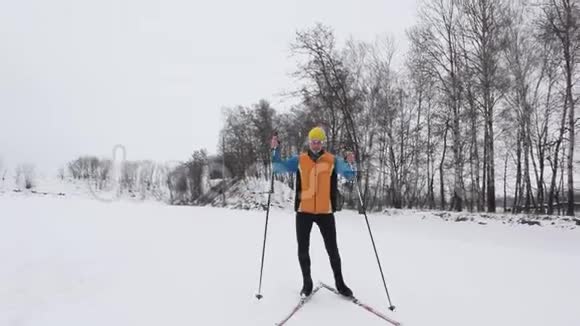 白雪覆盖的森林里的滑雪者视频的预览图