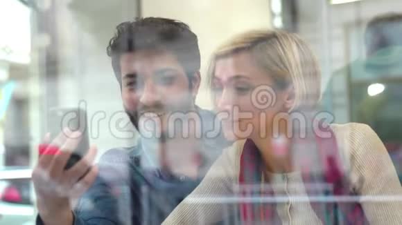 视频通话在印度咖啡厅使用电话的幸福夫妻视频的预览图