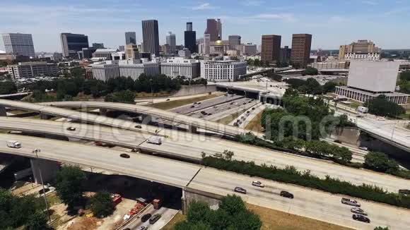 亚特兰大佐治亚州交通高峰市区黄昏视频的预览图