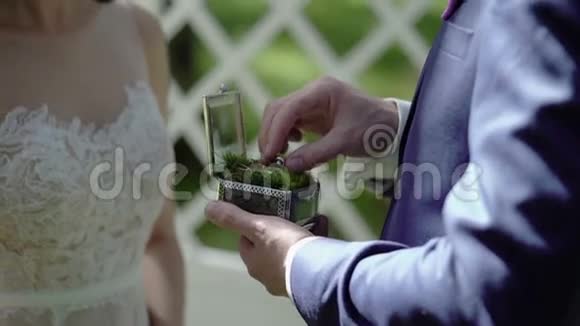 新郎在仪式上向新娘戴上戒指视频的预览图