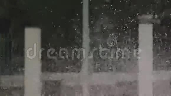 喷泉水滴在模糊的背景上视频的预览图