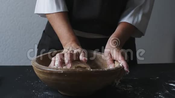 面包师双手捏面团视频的预览图