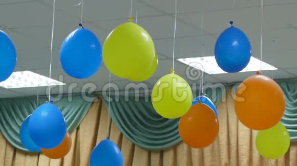 天花板上悬挂气球庆祝生日慢速视频视频的预览图