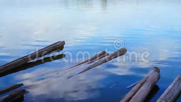 视频竹筏餐厅坐在湖边美丽的蓝天视频的预览图