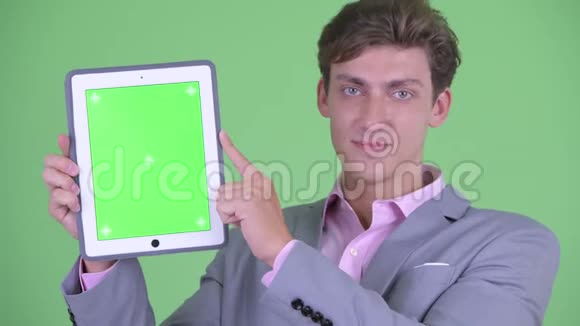 年轻商人展示数码平板电脑的脸视频的预览图