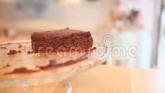 玻璃菜中的巧克力蛋糕视频的预览图