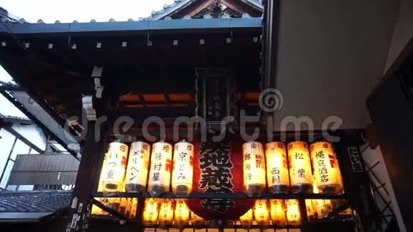 日本神社照明灯具视频的预览图