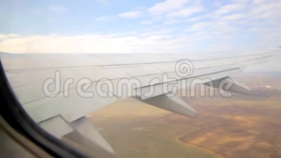 翼飞机从云上飞过从窗外眺望视频的预览图