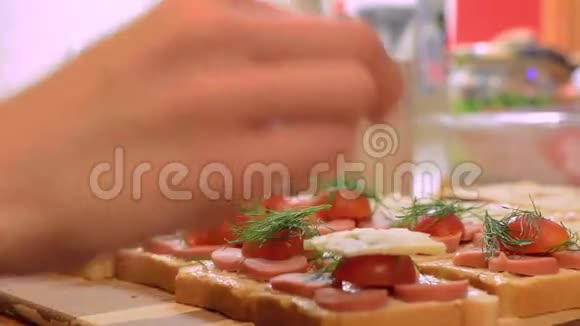 准备美味三明治的女人小方块三明治视频的预览图
