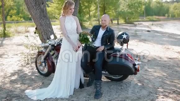 现代时尚自行车婚礼视频的预览图