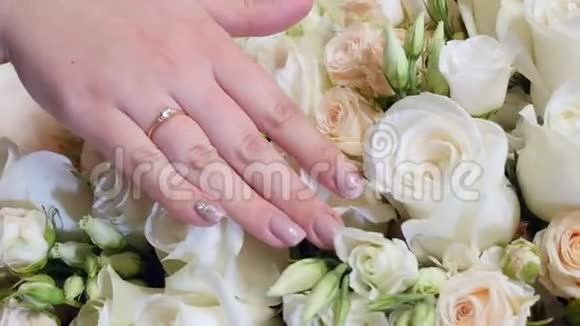新娘手里拿着结婚花束视频的预览图