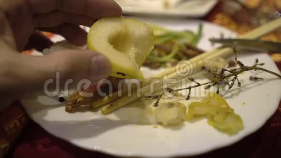 人们在中国餐馆庆祝节日吃传统的中国菜快关门视频的预览图