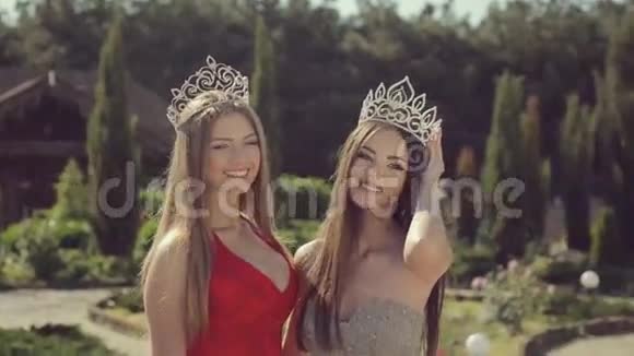 两个戴着皇冠的年轻漂亮姑娘视频的预览图