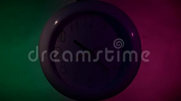 钟在彩色木板墙上夜晚慢慢慢慢视频的预览图