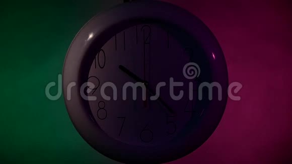 钟在彩色木板墙上夜晚慢慢慢慢视频的预览图