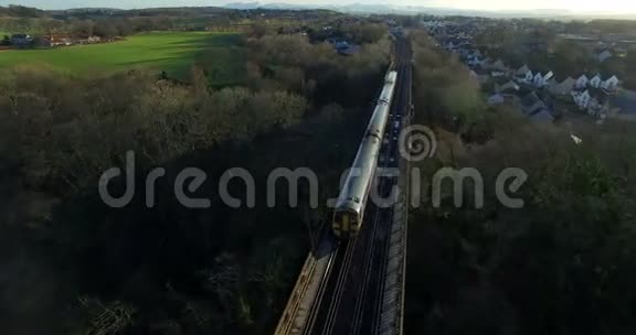 航空苏格兰爱丁堡昆斯费里的四轨桥列车视频的预览图