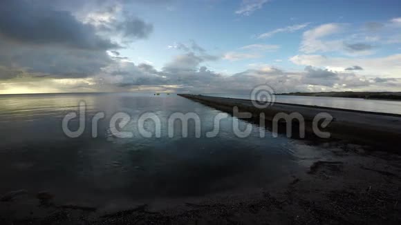 库洛尼亚泻湖海岸4K码头视频的预览图