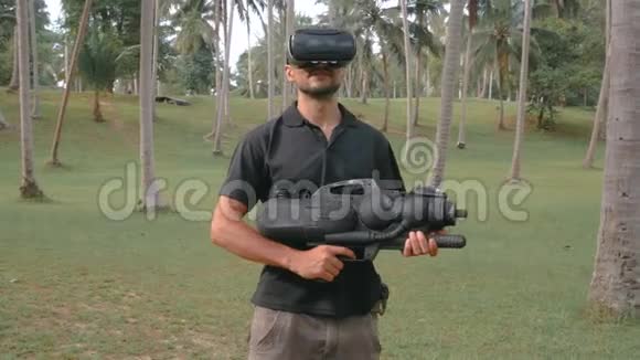 有武器的人在丛林里玩虚拟现实游戏视频的预览图