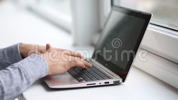 关闭人在笔记本电脑上打字的视图视频的预览图