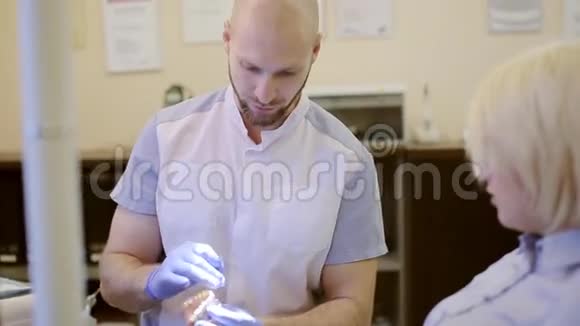 牙医告诉病人牙齿治疗视频的预览图