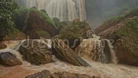 暴风山褐水河在石间的梯级视频的预览图