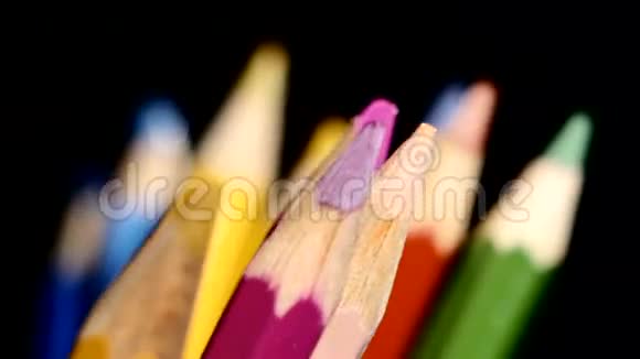 不同颜色铅笔的顶部被隔离在黑色上视频的预览图