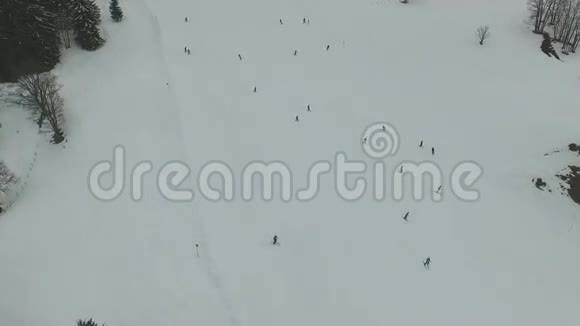 滑雪在阿尔卑斯山的滑雪坡上空中观景视频的预览图