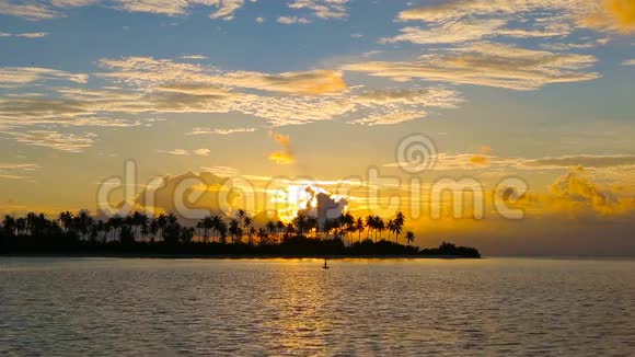 印度洋热带岛屿日落时棕榈树的黑色轮廓和令人惊叹的多云天空视频的预览图