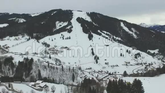 滑雪在阿尔卑斯山的滑雪坡上空中观景视频的预览图